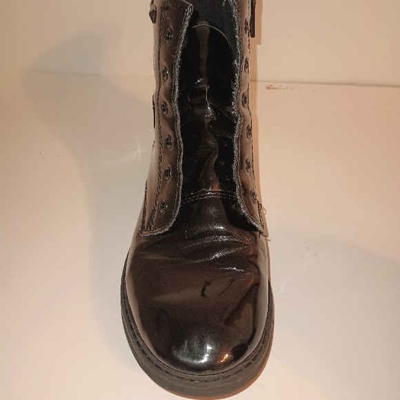 Boots - Picture 4 of 9